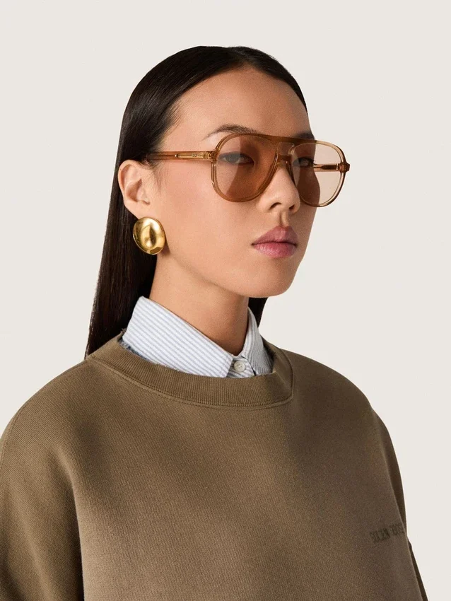 Solglasögon i aviator-stil med honungsfärgad båge och linser