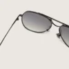 Solglasögon i aviator-stil med metallfärgad båge och gråa linser