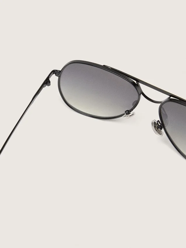 Solglasögon i aviator-stil med metallfärgad båge och gråa linser