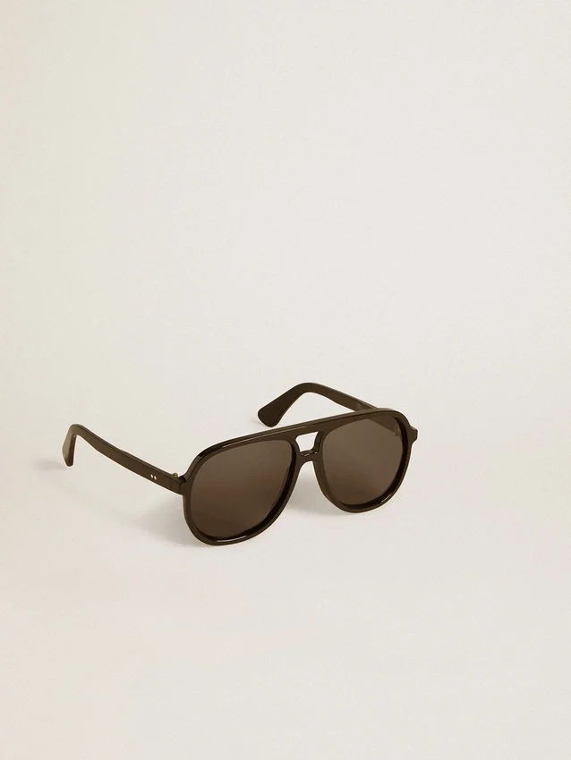 Solglasögon i Aviator-stil med svart båge och svarta glas