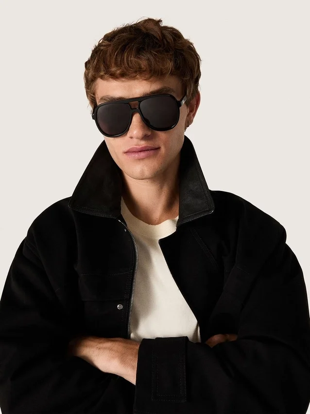 Solglasögon i Aviator-stil med svart båge och svarta glas