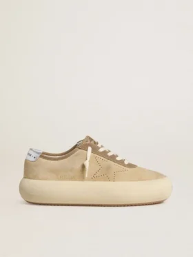 Space-Star för dam i beige mocka med perforerad stjärna och hälflik i metalliskt silver