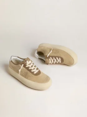 Space-Star för herr i beige mocka med perforerad stjärna och metallisk silverfärgad hälflik
