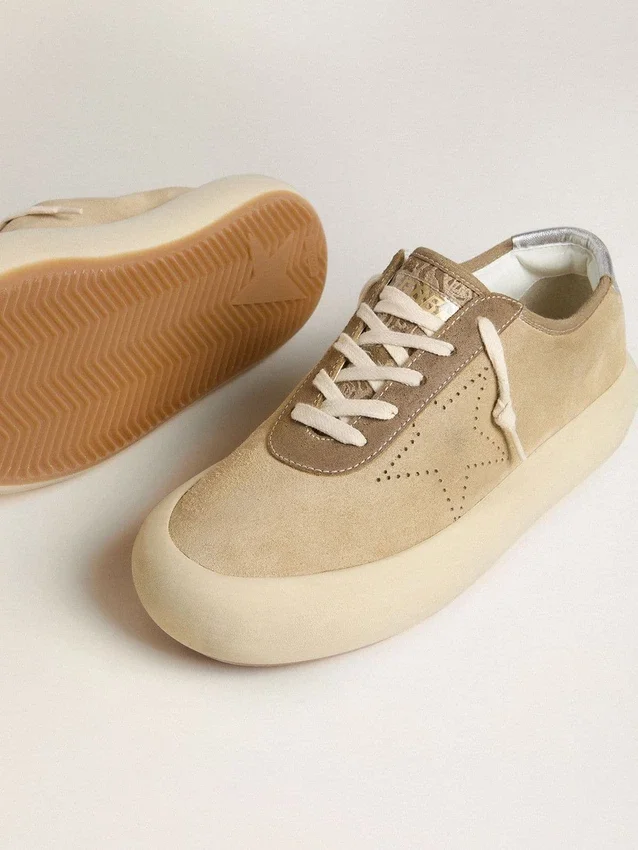 Space-Star för herr i beige mocka med perforerad stjärna och metallisk silverfärgad hälflik