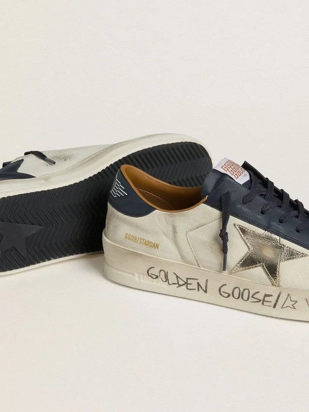 Stardan för herr i nubuck med stjärna i metalliskt läder och blå nappa-hälflik