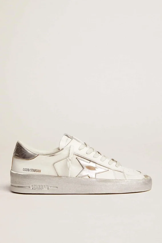 Stardan-sneakers med stjärna i silvermetalliskt läder och hälflik