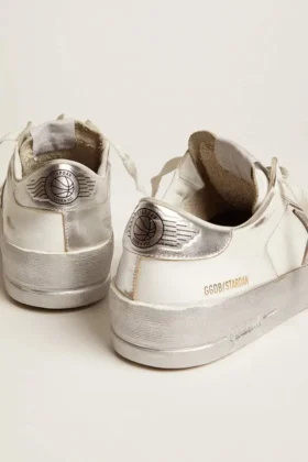 Stardan-sneakers med stjärna i silvermetalliskt läder och hälflik
