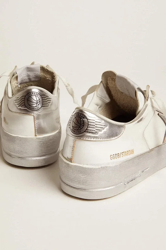 Stardan-sneakers med stjärna i silvermetalliskt läder och hälflik