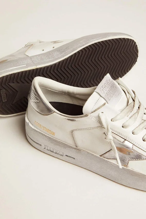 Stardan-sneakers med stjärna i silvermetalliskt läder och hälflik
