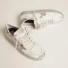 Stardan-sneakers med stjärna i silvermetalliskt läder och hälflik