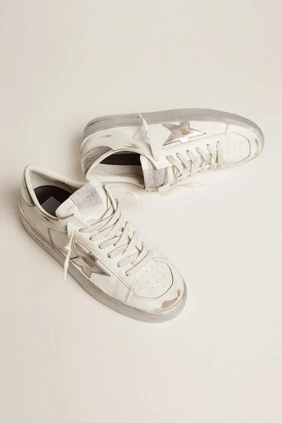 Stardan-sneakers med stjärna i silvermetalliskt läder och hälflik