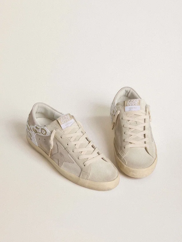 Super-Star för dam i beige mocka med pärlbroderi och laminerad mockastjärna
