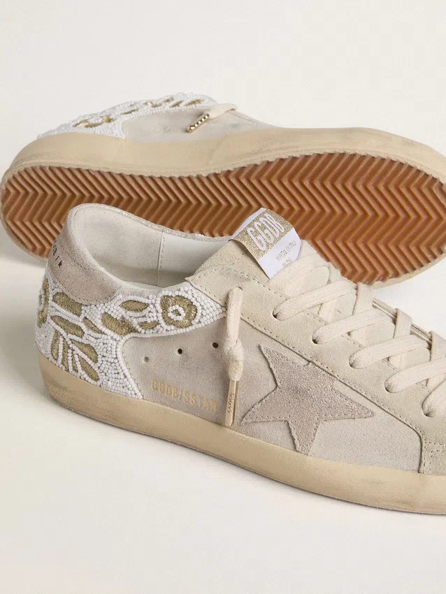 Super-Star för dam i beige mocka med pärlbroderi och laminerad mockastjärna