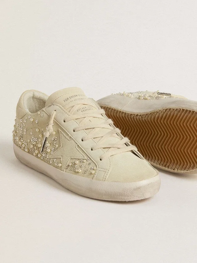 Super-Star för dam i beige mocka med pärlor och Swarovski-kristaller