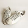 Super-Star för dam i vitt läder med perforerad stjärna och beige hälflik i nubuck