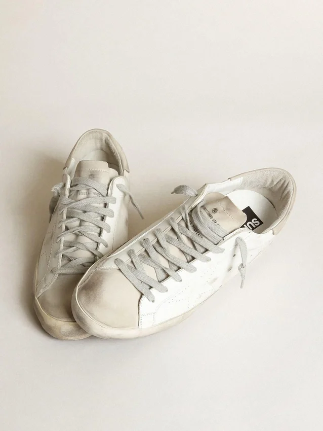 Super-Star för dam i vitt läder med perforerad stjärna och beige hälflik i nubuck