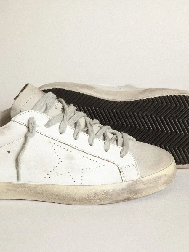 Super-Star för dam i vitt läder med perforerad stjärna och beige hälflik i nubuck