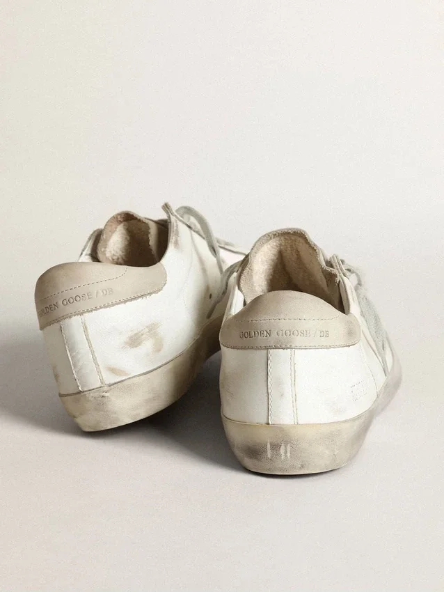 Super-Star för dam i vitt läder med perforerad stjärna och beige hälflik i nubuck