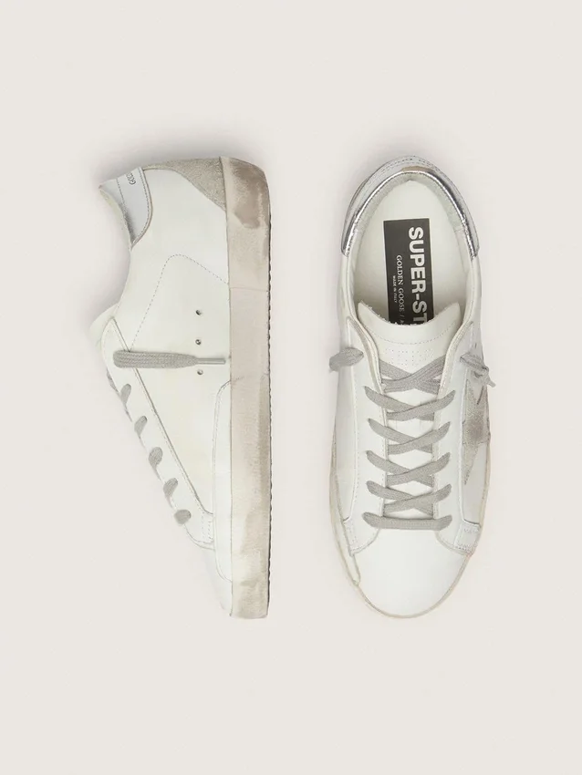 Super-Star för dam med silverfärgad hälflik och bokstäver i metallnitar