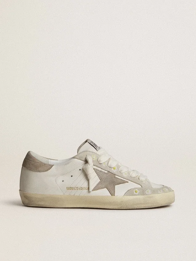 Super-Star LTD för dam med beige stjärna och hälflik i mocka samt blomsterbroderi