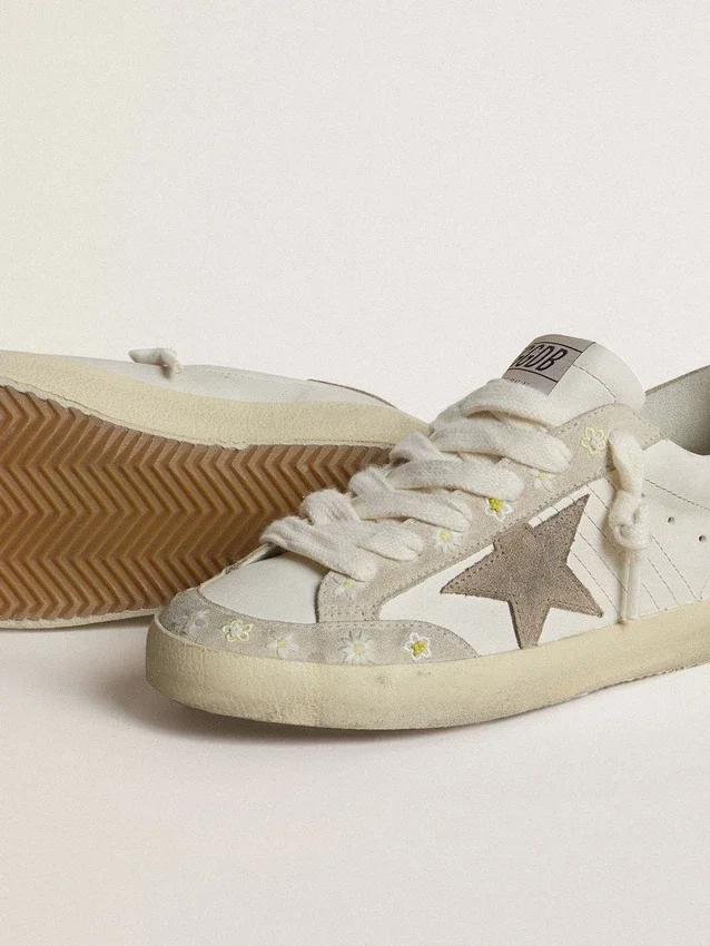 Super-Star LTD för dam med beige stjärna och hälflik i mocka samt blomsterbroderi