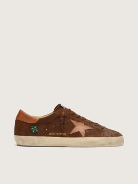 Super-Star LTD för herr i brunt mocka med tegelröd läderstjärna och broderi med gröna pärlor