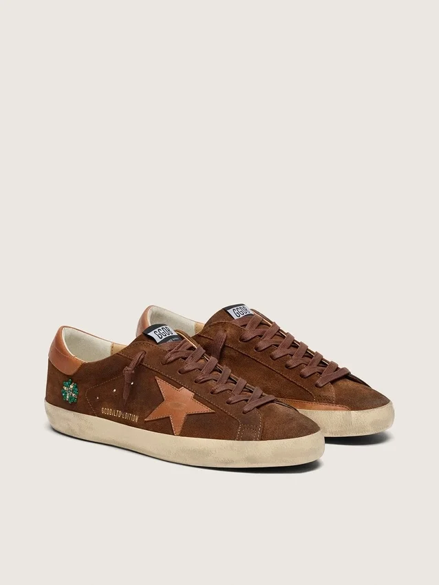Super-Star LTD för herr i brunt mocka med tegelröd läderstjärna och broderi med gröna pärlor