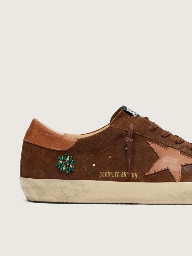 Super-Star LTD för herr i brunt mocka med tegelröd läderstjärna och broderi med gröna pärlor
