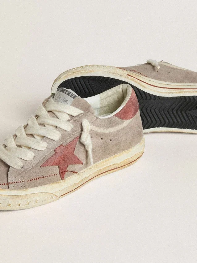 Super-Star LTD för herr i grått mocka med röd vaxad mockastjärna och hälflik