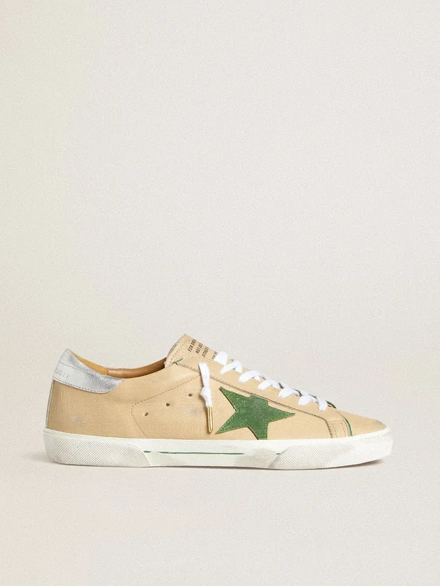 Super-Star LTD i beige läder med grön stjärna i mocka och hälflik i silverfolierat läder