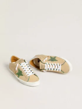 Super-Star LTD i beige läder med grön stjärna i mocka och hälflik i silverfolierat läder
