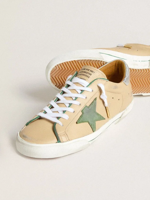 Super-Star LTD i beige läder med grön stjärna i mocka och hälflik i silverfolierat läder