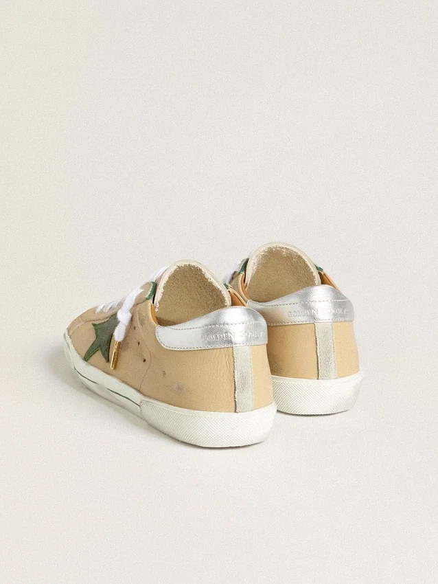 Super-Star LTD i beige läder med grön stjärna i mocka och hälflik i silverfolierat läder