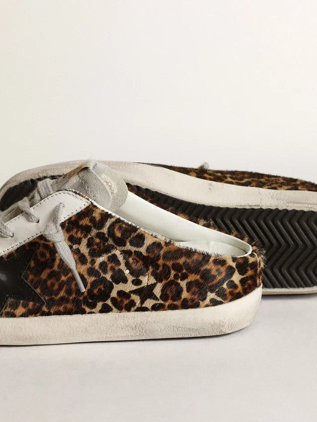 Super-Star Sabot för dam i ponnyskinn med leopardmönster och svart stjärna