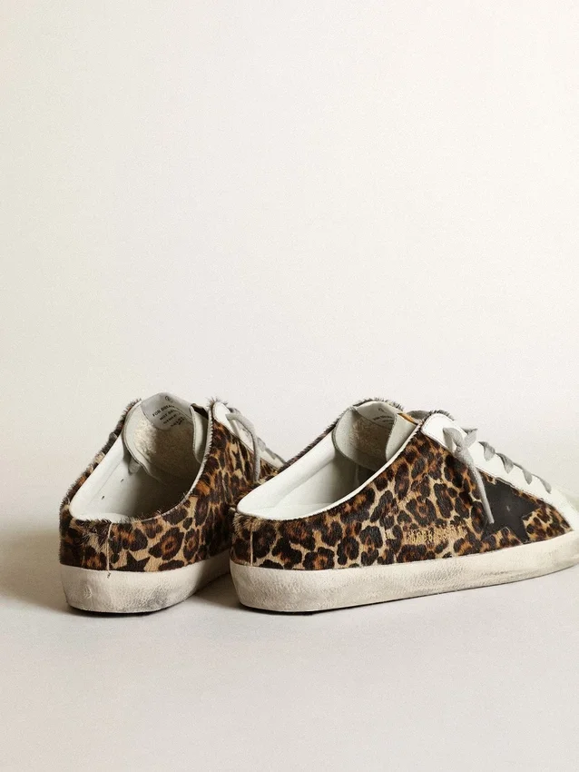 Super-Star Sabot för dam i ponnyskinn med leopardmönster och svart stjärna