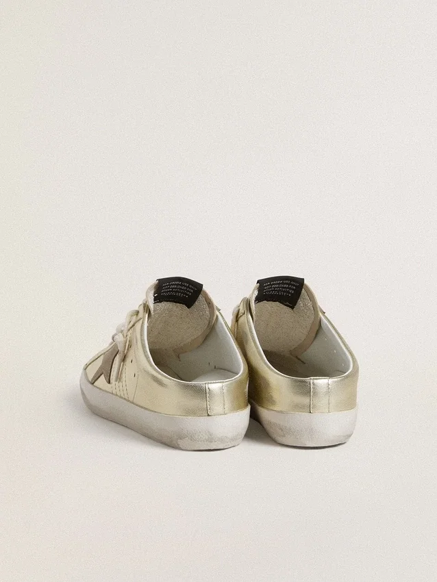 Super-Star Sabot i platinafolierat läder med beige stjärna i mocka