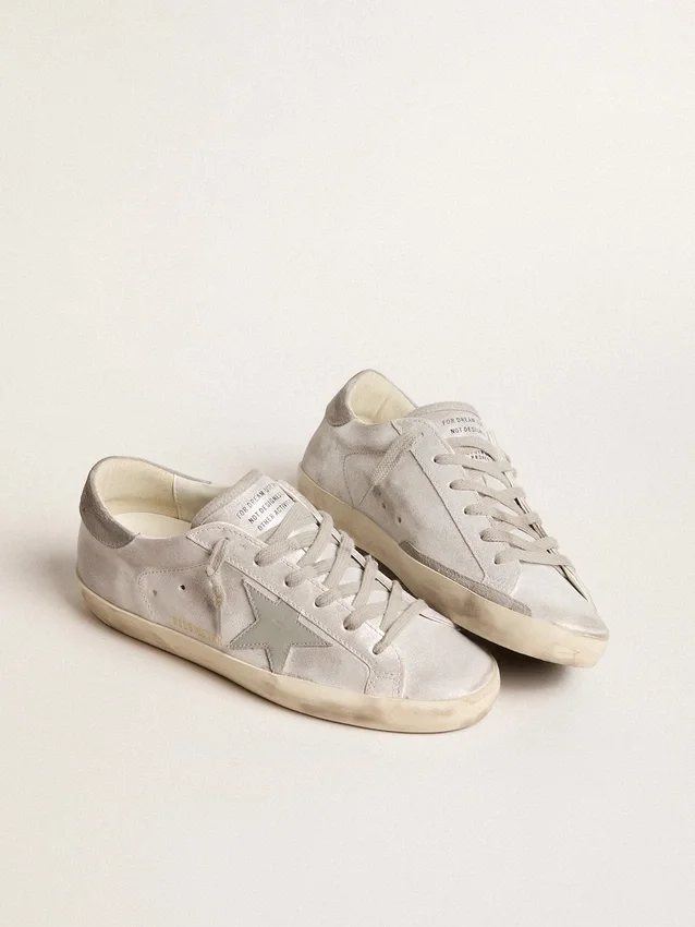 Super-Star-sneakers i gråvitt läder med glittereffekt och läderstjärna