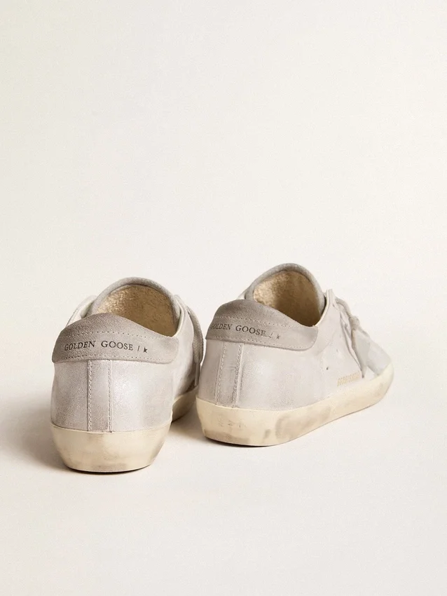 Super-Star-sneakers i gråvitt läder med glittereffekt och läderstjärna