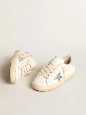 Super-Star Young med silverfärgad läderstjärna och rosa hälflik