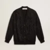 Svart damkofta med ton-i-ton-broderi i toile de jouy-stil