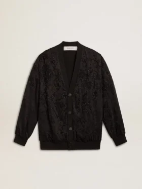 Svart damkofta med ton-i-ton-broderi i toile de jouy-stil