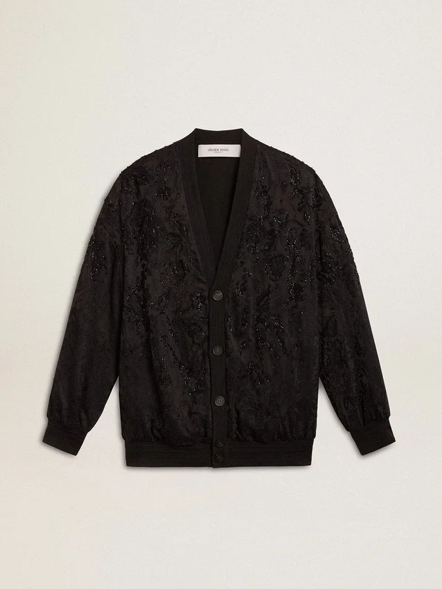 Svart damkofta med ton-i-ton-broderi i toile de jouy-stil