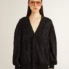 Svart damkofta med ton-i-ton-broderi i toile de jouy-stil