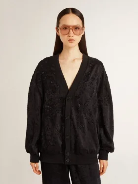 Svart damkofta med ton-i-ton-broderi i toile de jouy-stil