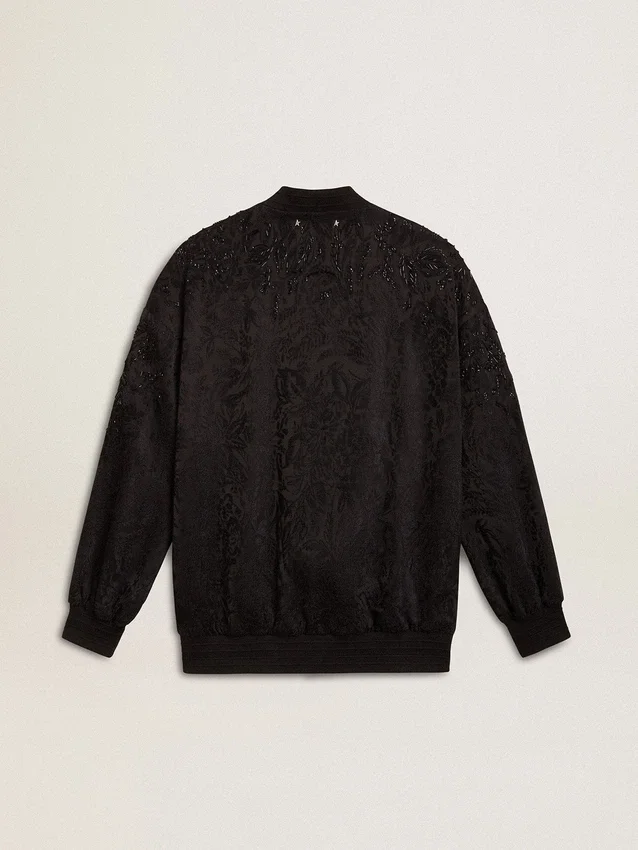 Svart damkofta med ton-i-ton-broderi i toile de jouy-stil