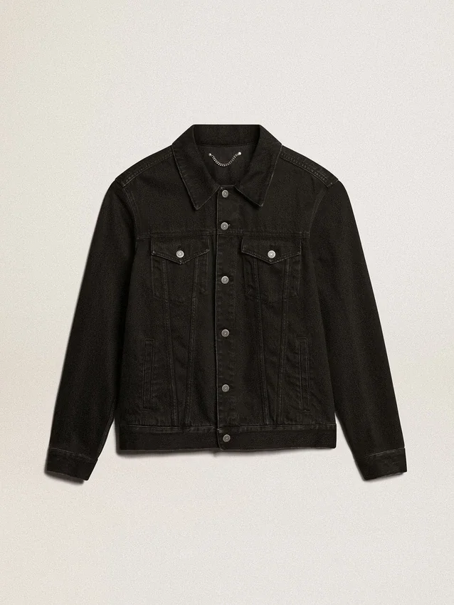 Svart denimjacka för män med en tvätt