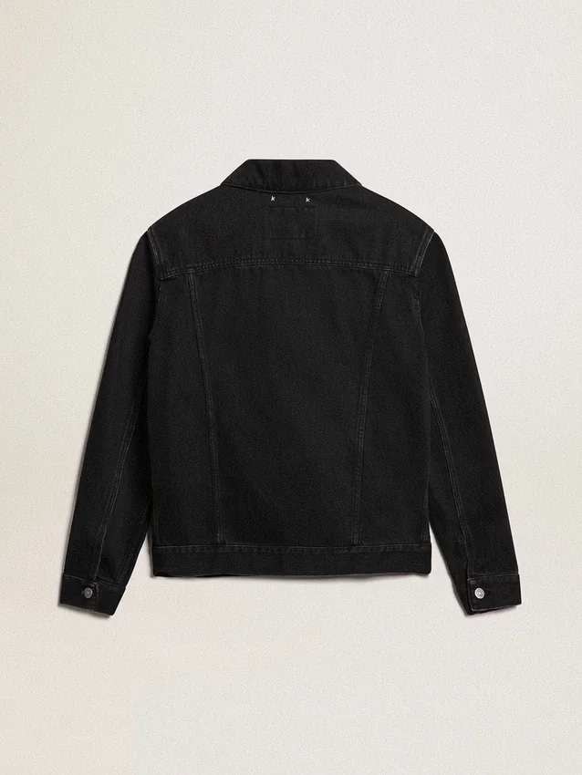 Svart denimjacka för män med en tvätt