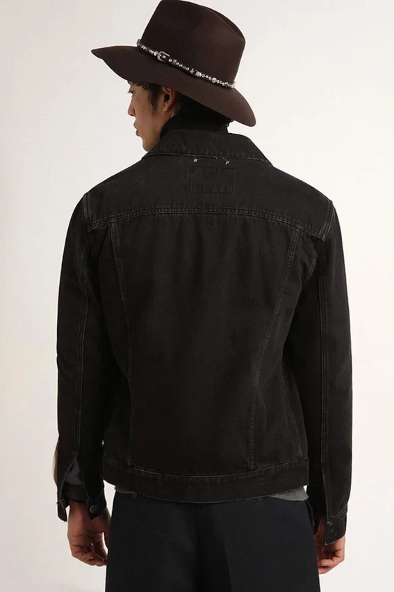 Svart denimjacka för män med en tvätt
