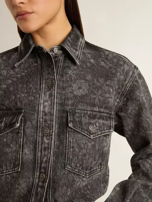 Svart denimskjorta för damer med ton-i-ton-blommönster