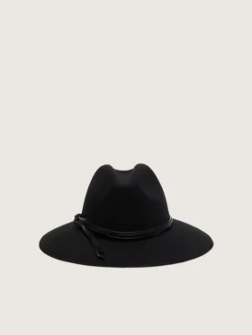 Svart hatt med läderrem